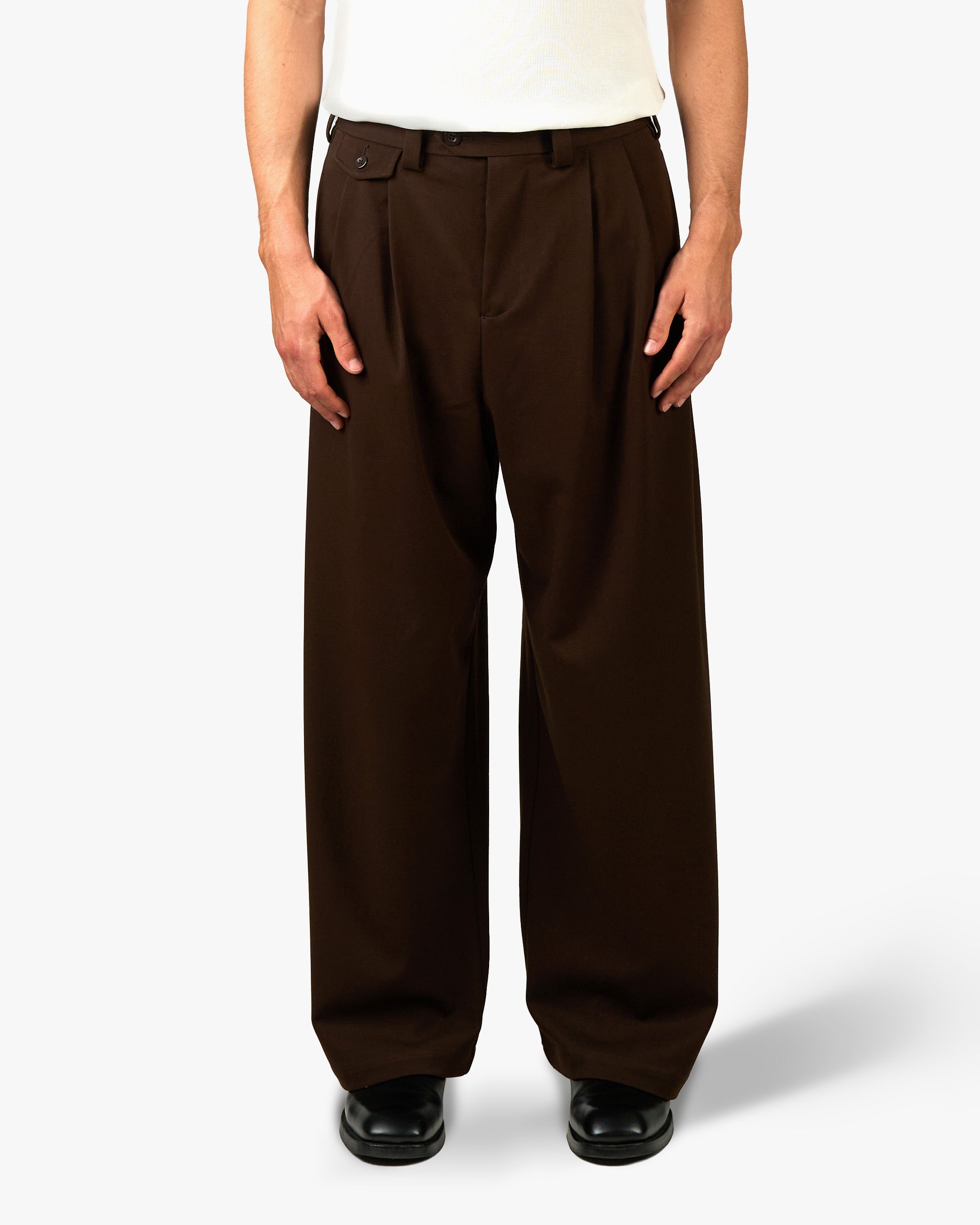 Ambra Locker sitzende Plisseehose
