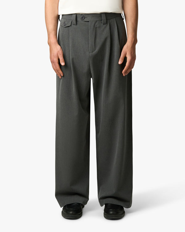 Ambra Locker sitzende Plisseehose