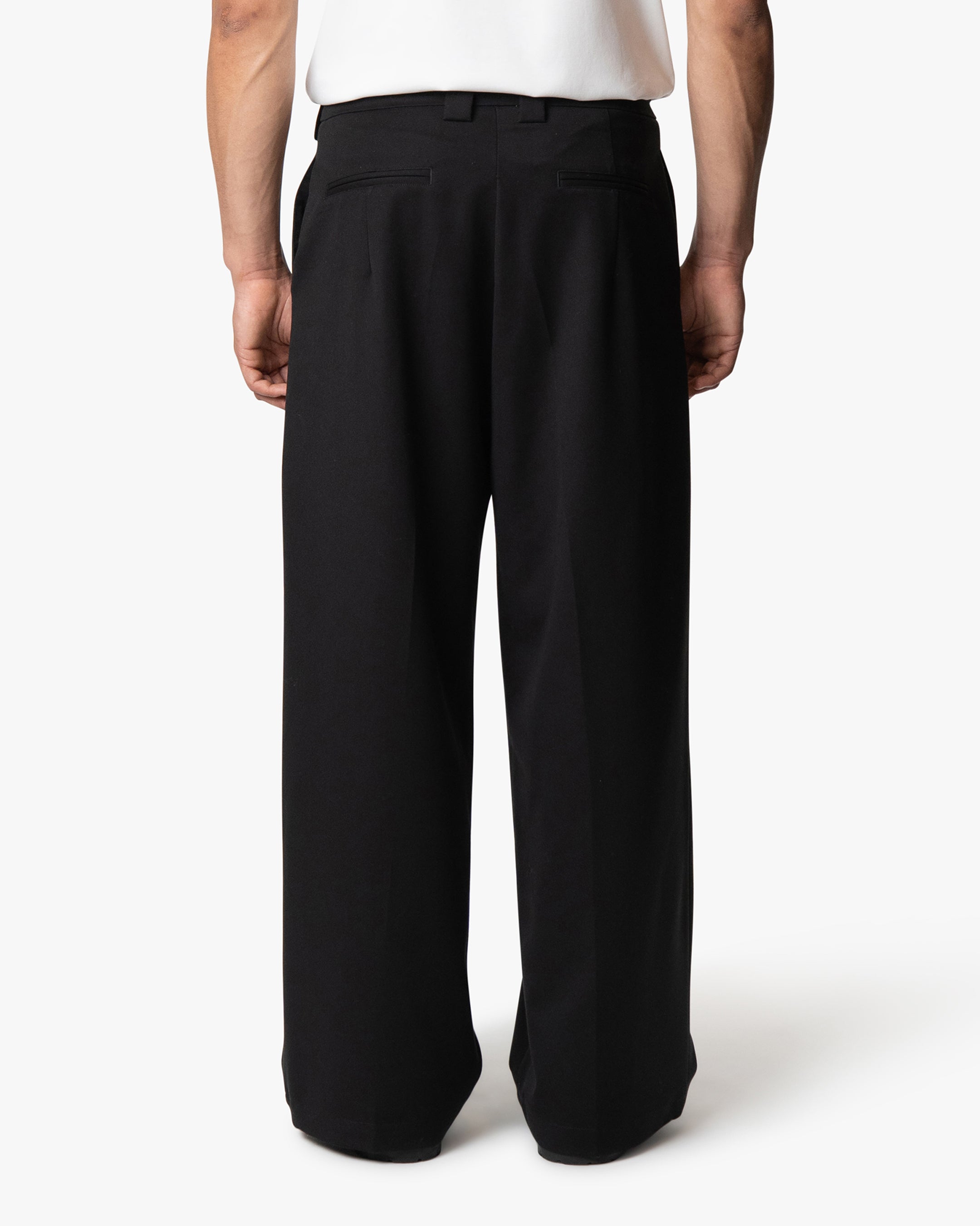 Ambra Locker sitzende Plisseehose