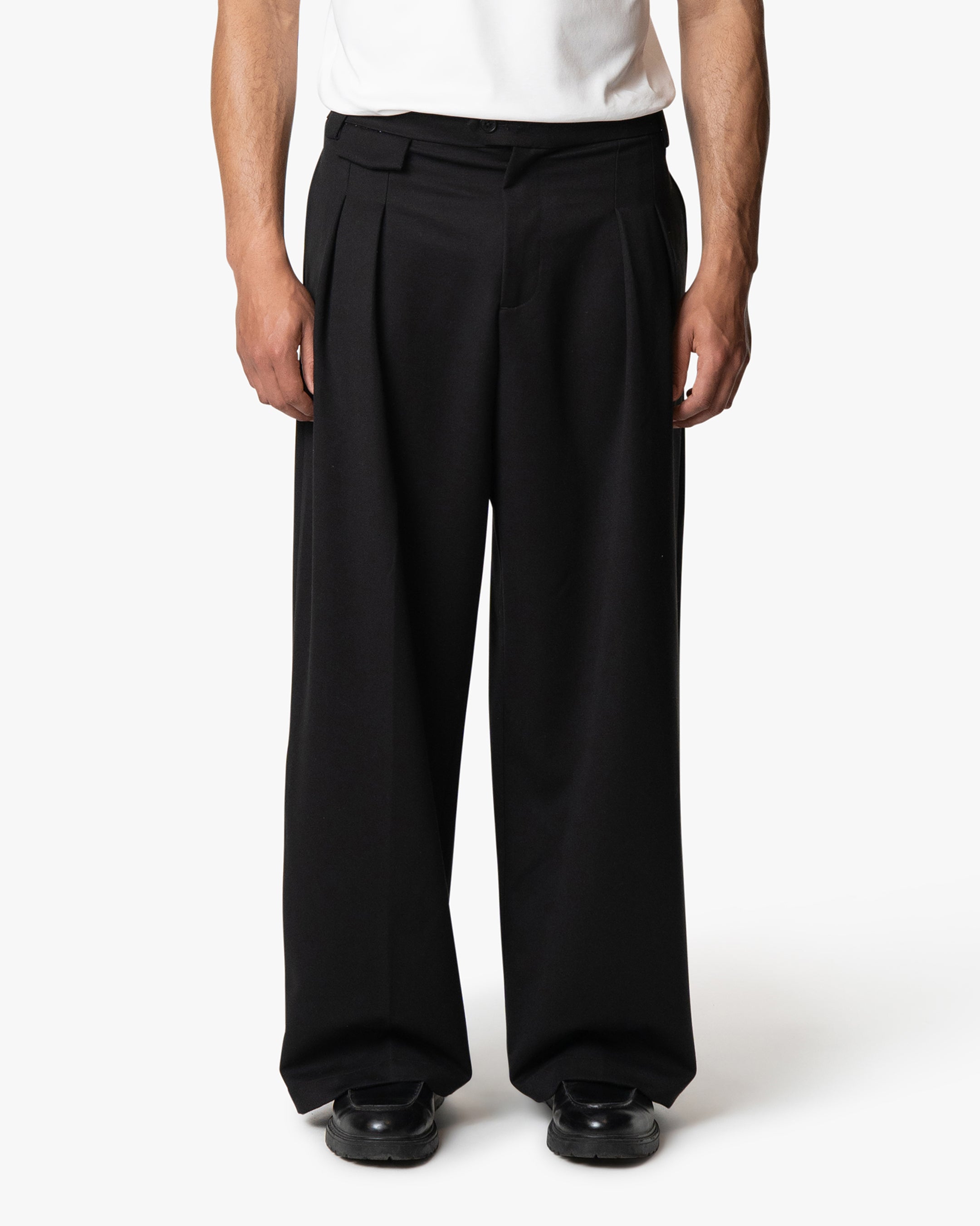Ambra Locker sitzende Plisseehose