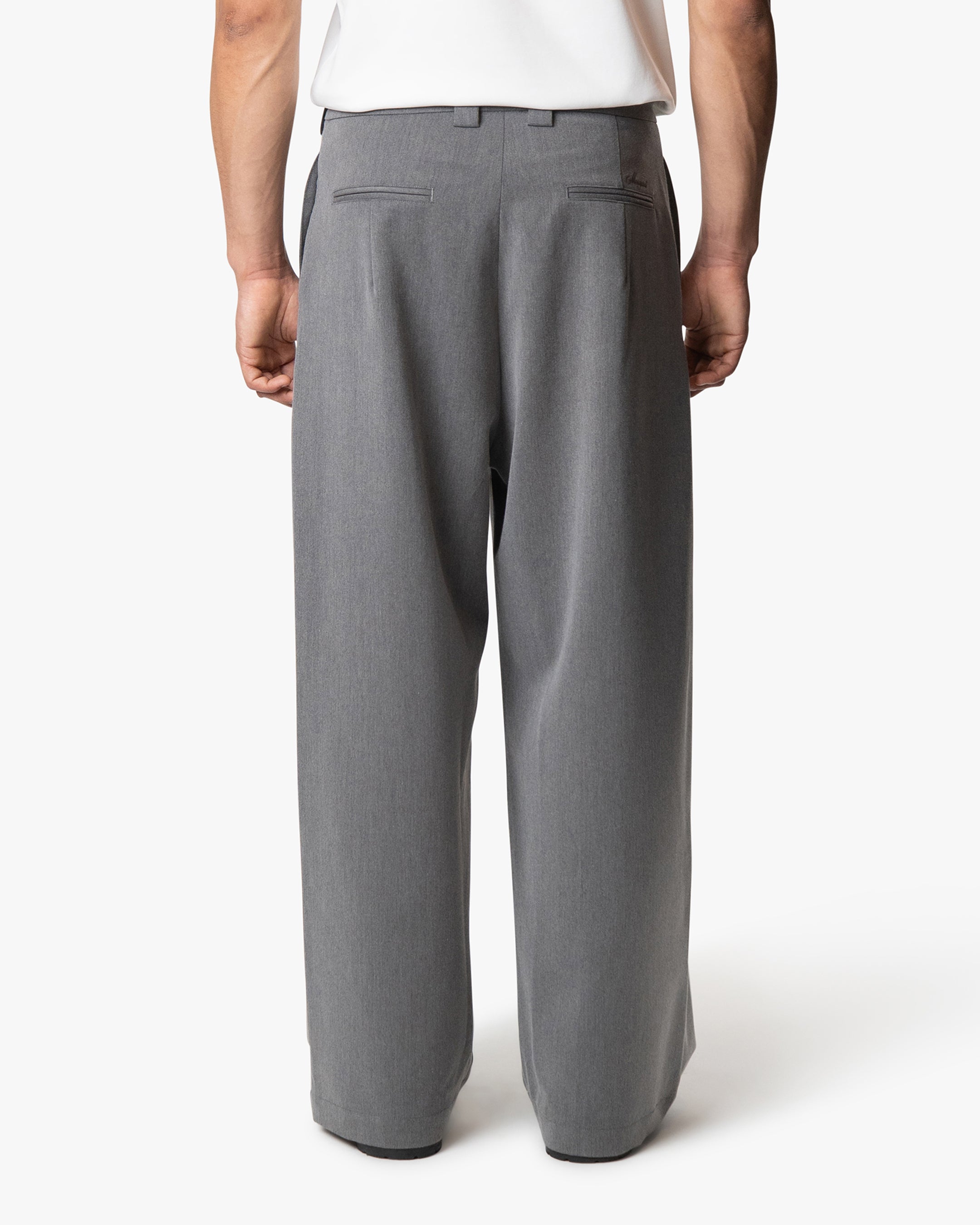 Ambra Locker sitzende Plisseehose