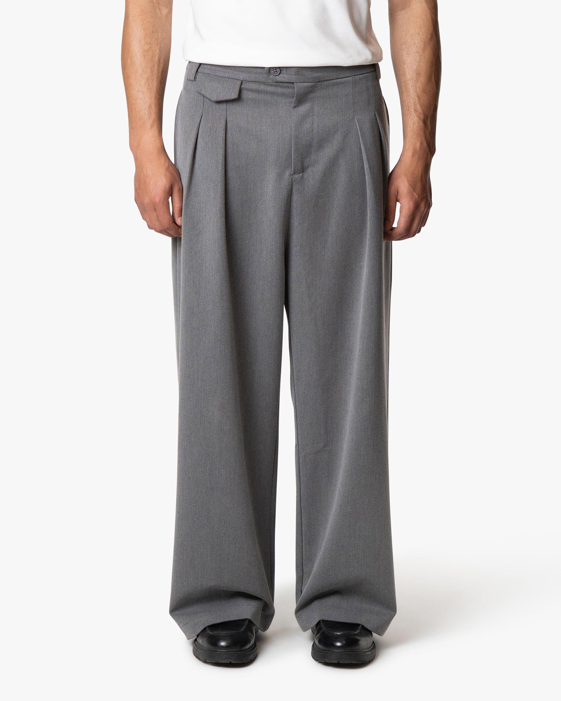 Ambra Locker sitzende Plisseehose