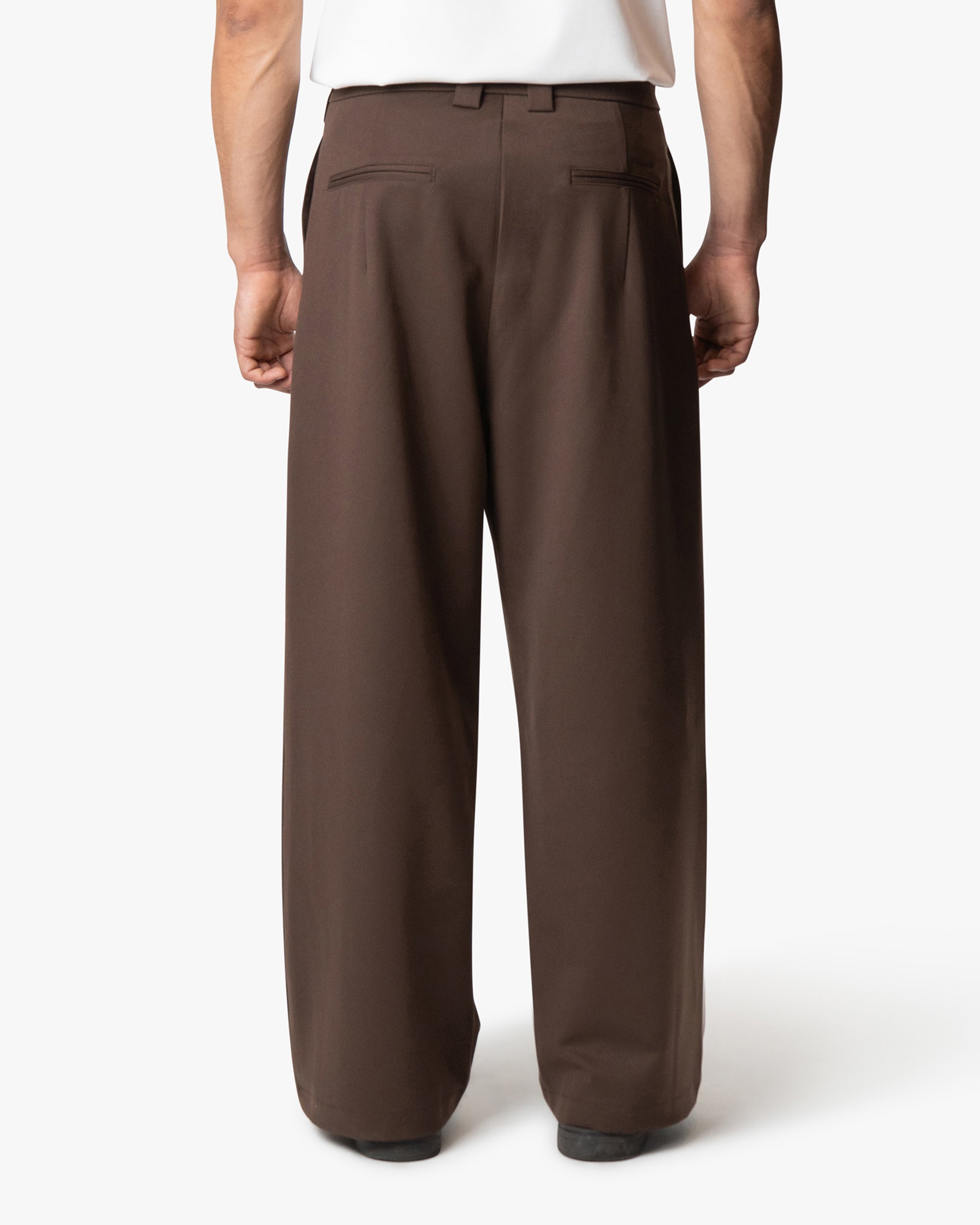 Ambra Locker sitzende Plisseehose