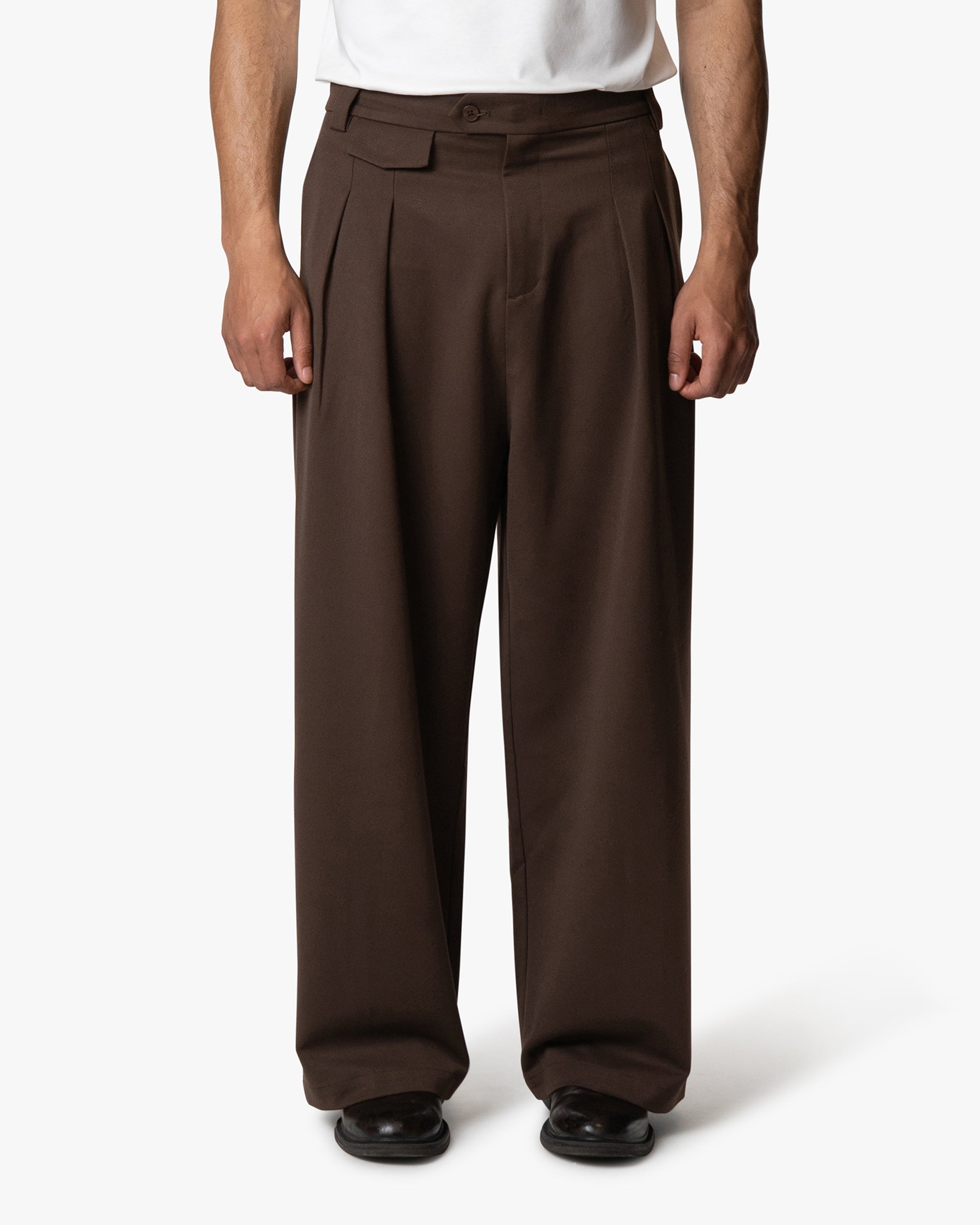 Ambra Locker sitzende Plisseehose