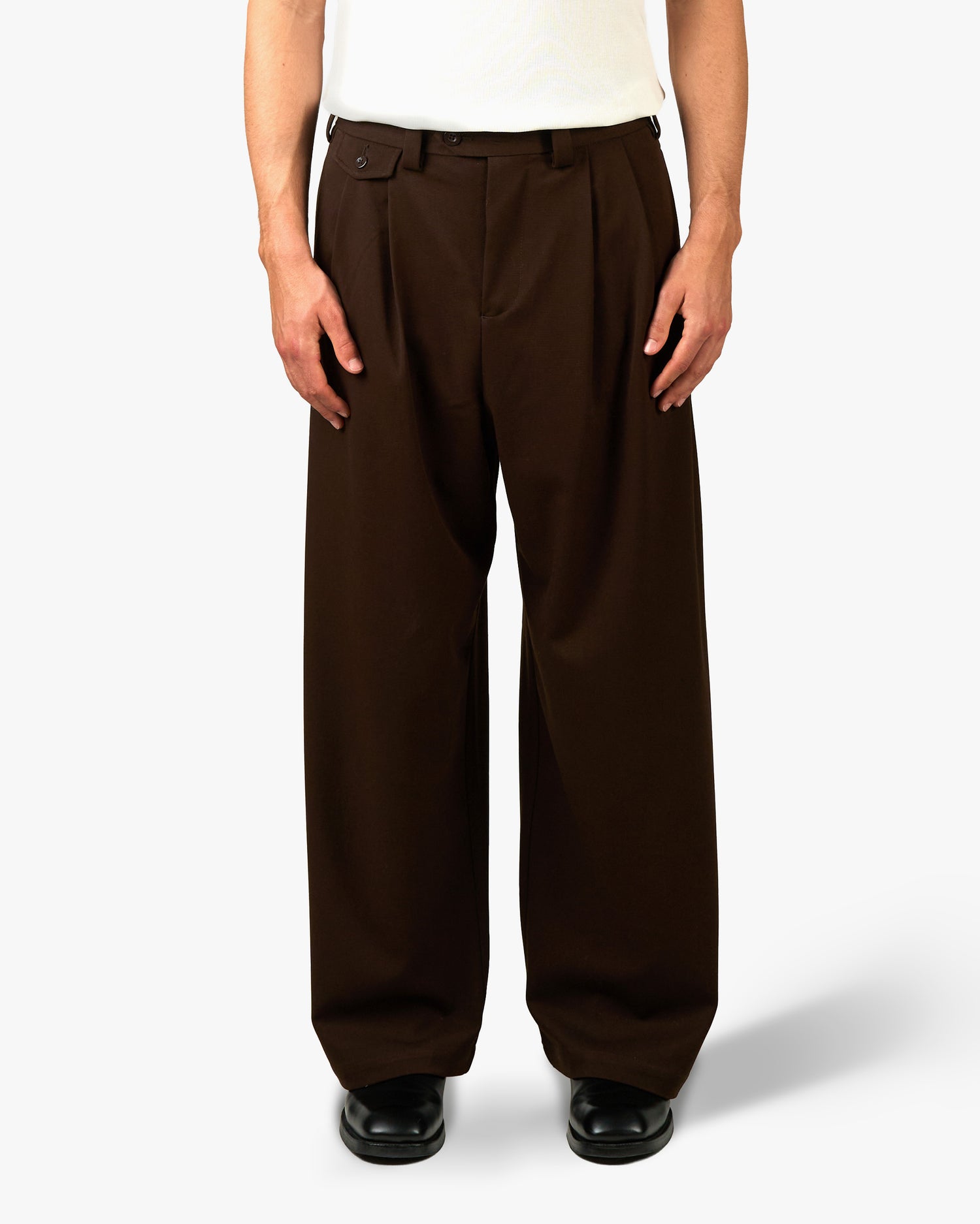 Ambra Locker sitzende Plisseehose