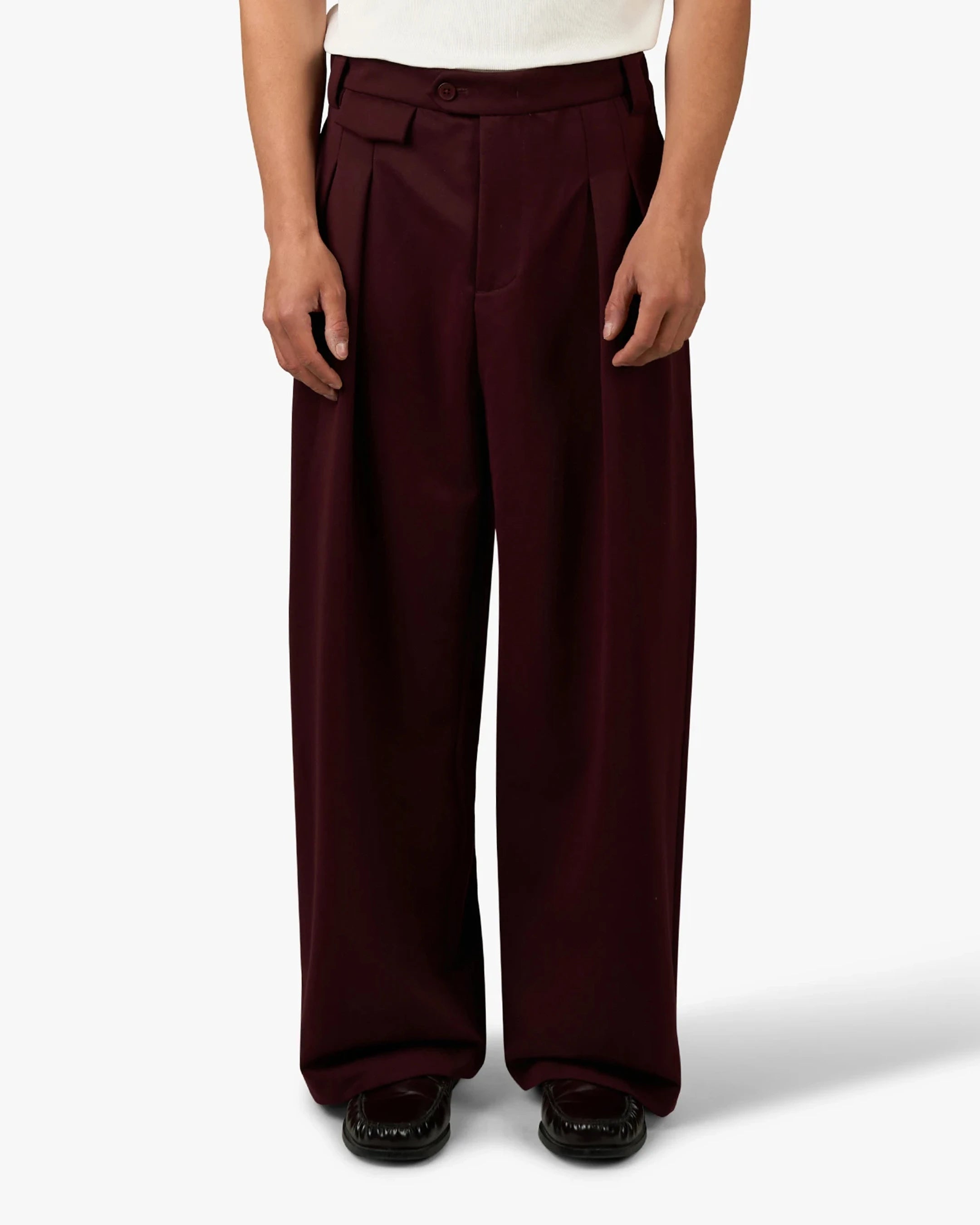 Ambra Locker sitzende Plisseehose