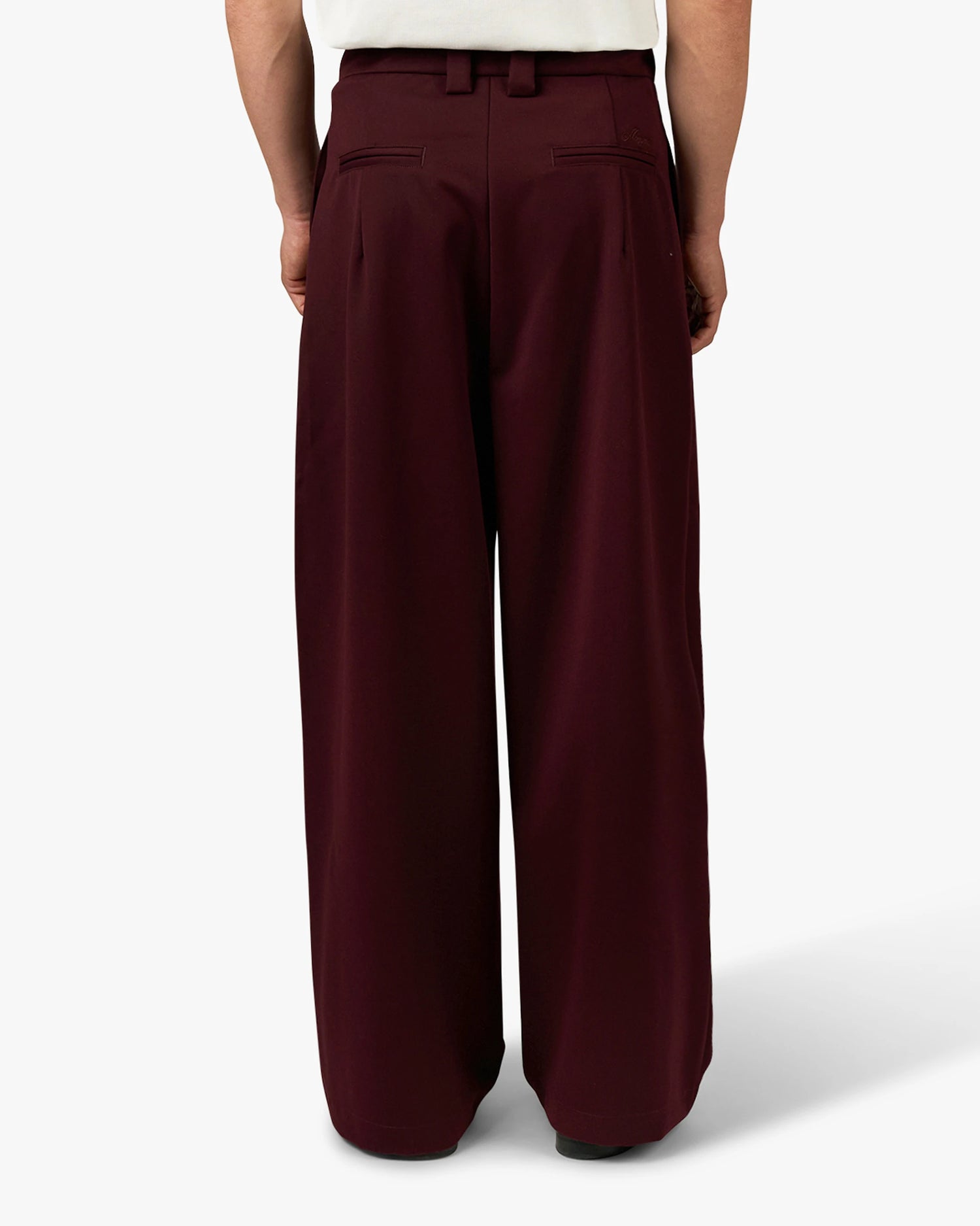 Ambra Locker sitzende Plisseehose