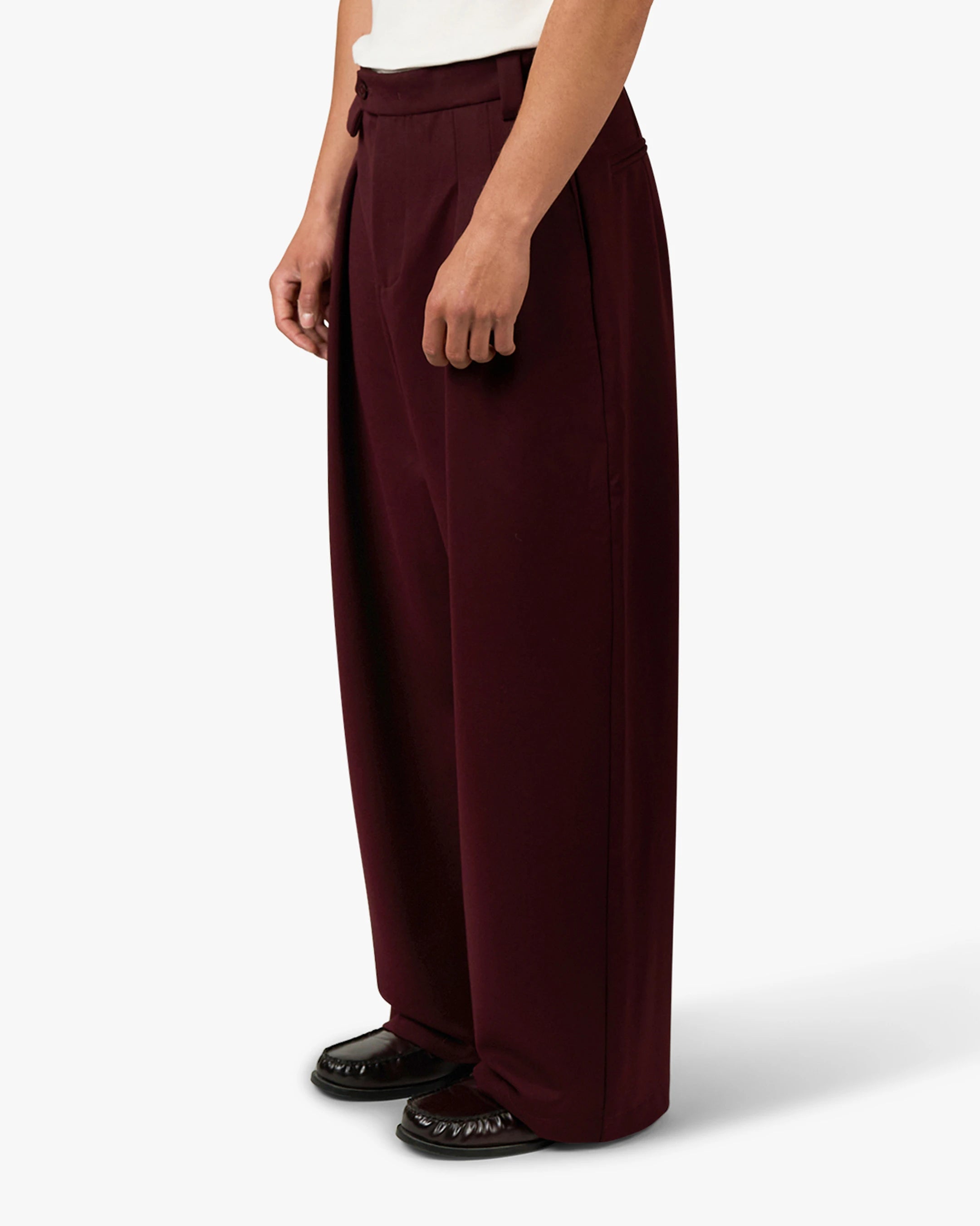 Ambra Locker sitzende Plisseehose