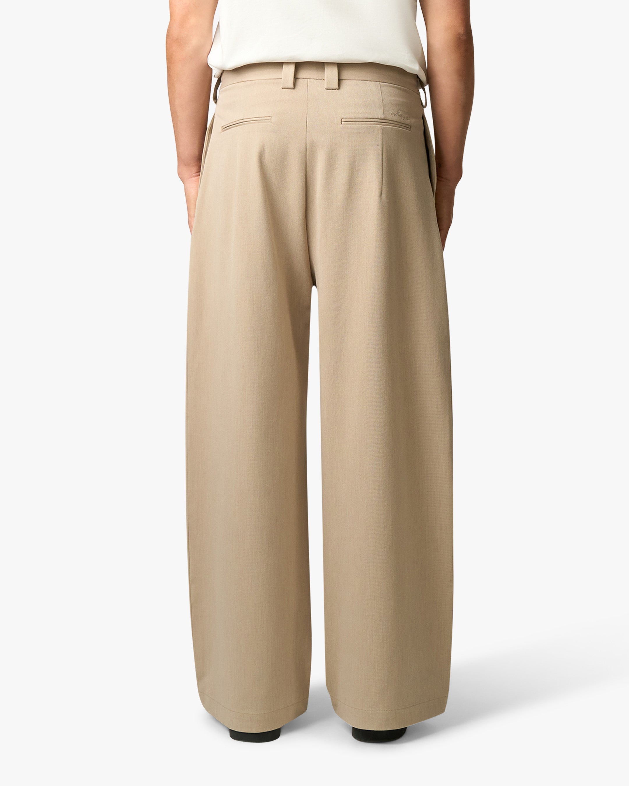 Ambra Locker sitzende Plisseehose