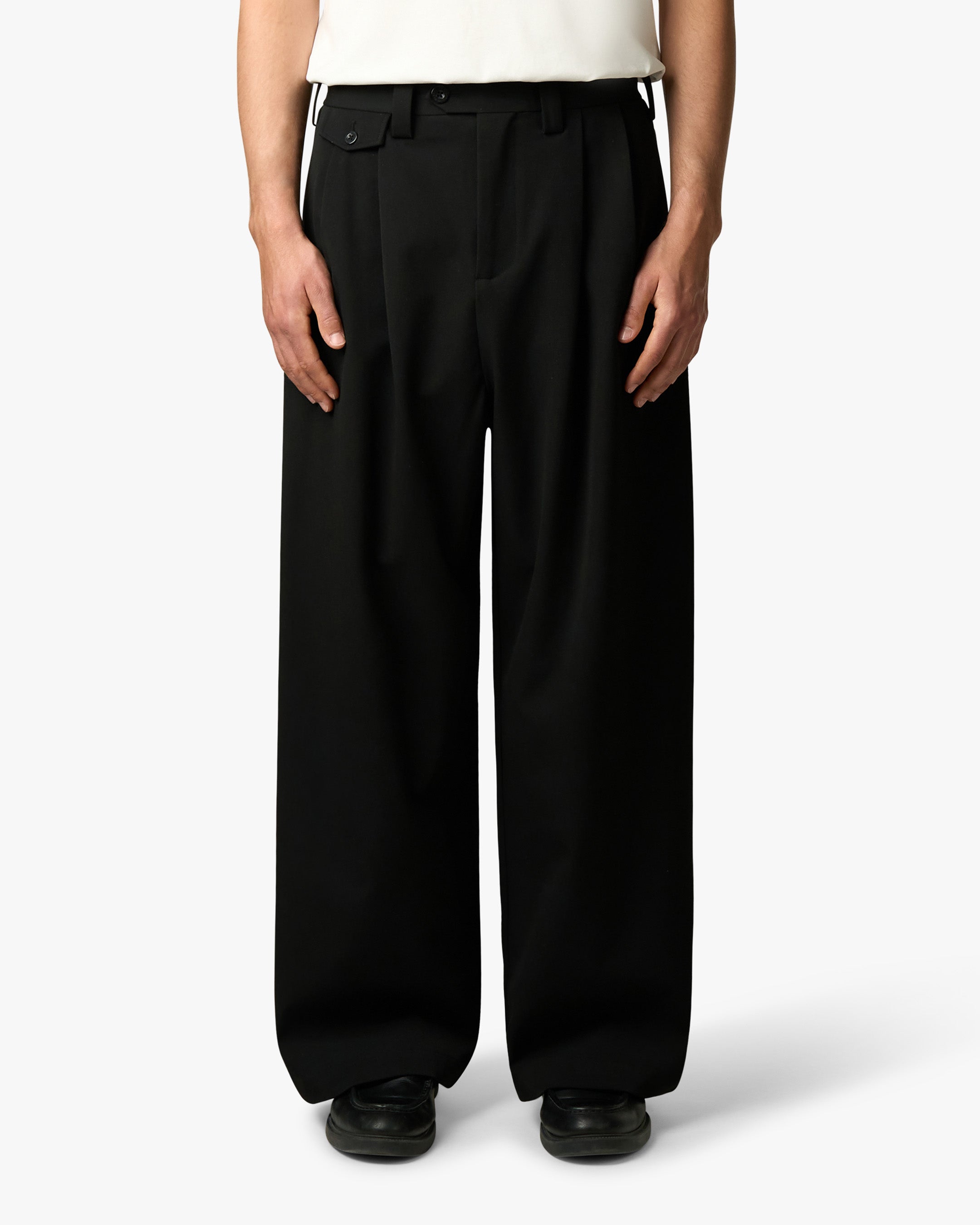 Ambra Locker sitzende Plisseehose