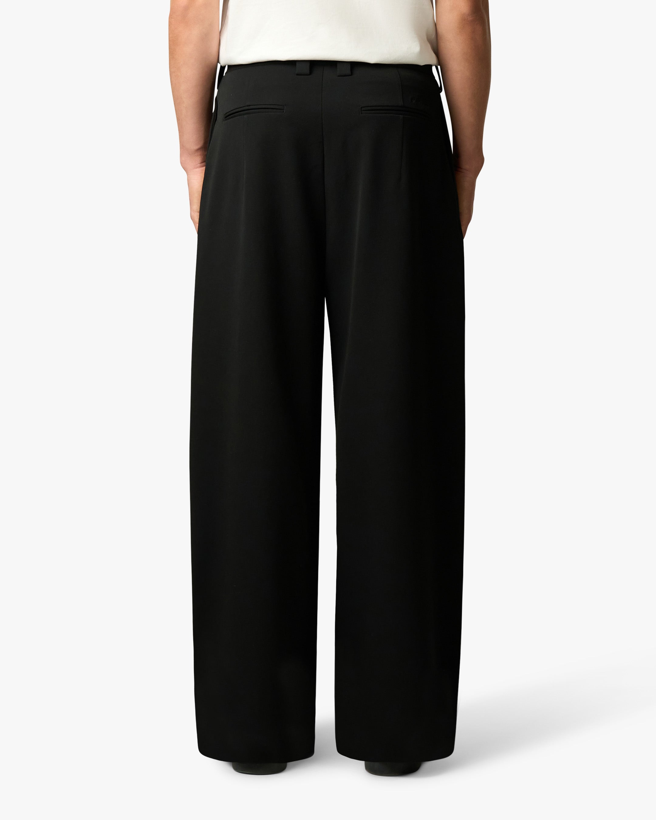 Ambra Locker sitzende Plisseehose