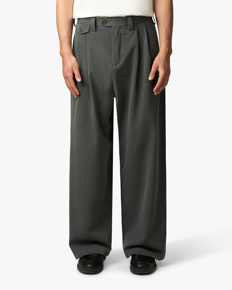 Ambra Locker sitzende Plisseehose