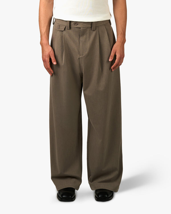 Ambra Locker sitzende Plisseehose