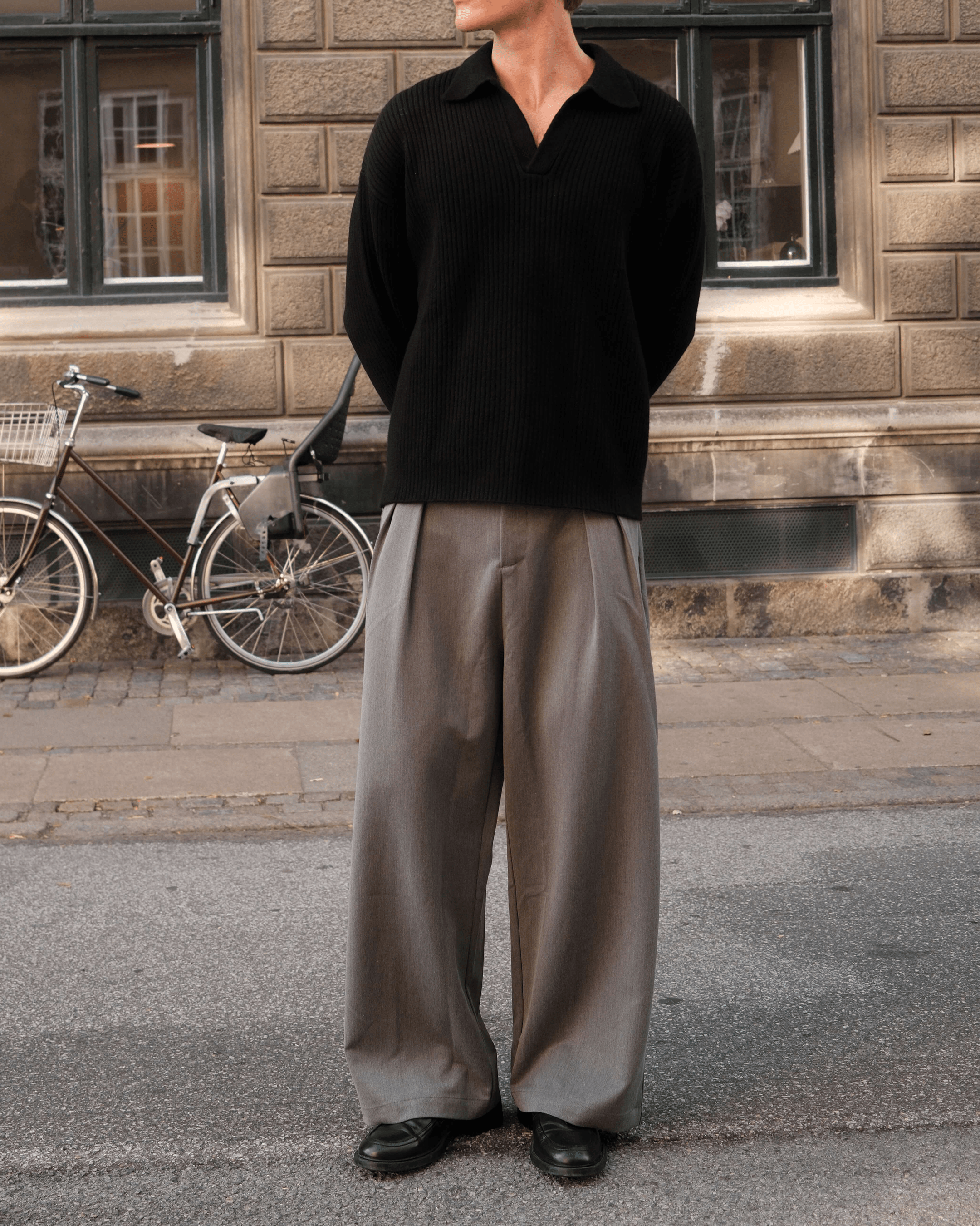 Ambra Locker sitzende Plisseehose