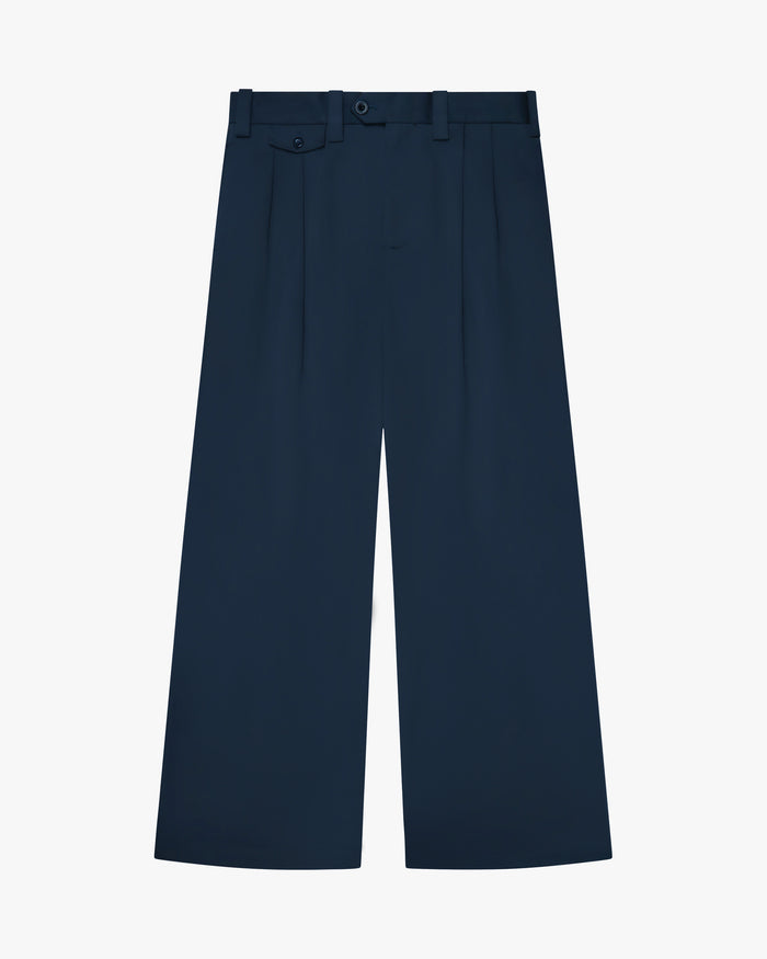 Ambra Locker sitzende Plisseehose