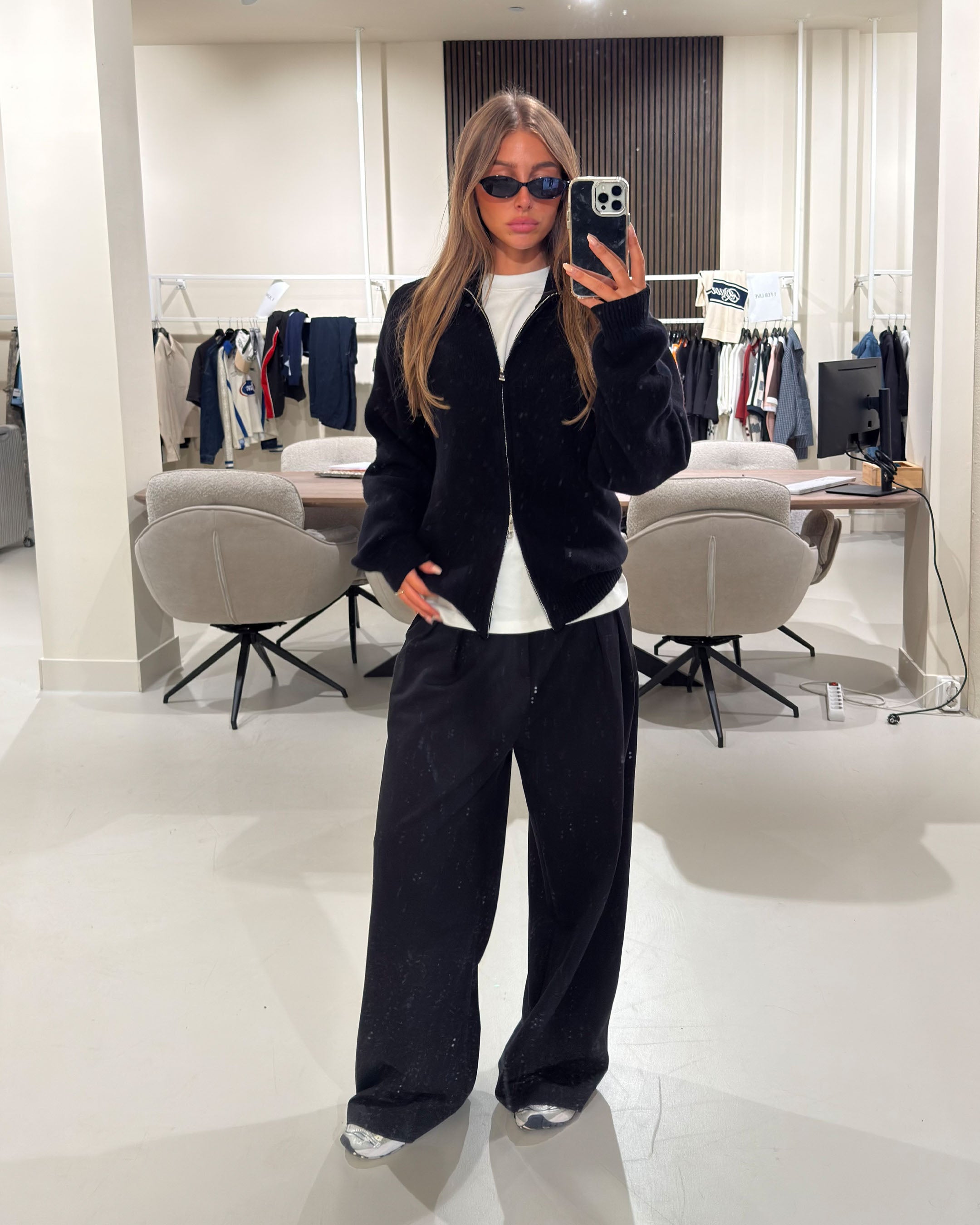 Ambra Locker sitzende Plisseehose
