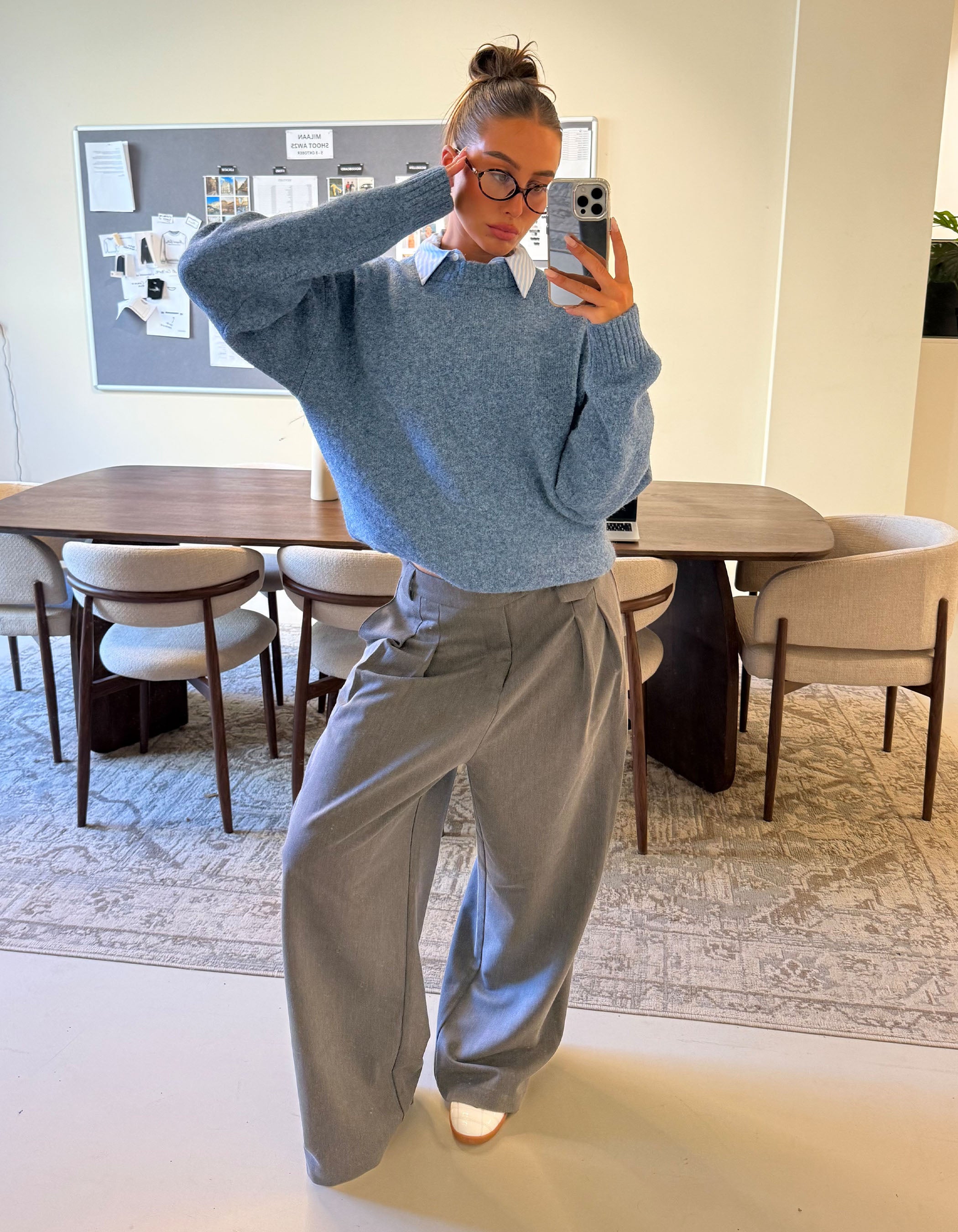 Ambra Locker sitzende Plisseehose