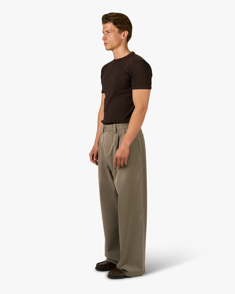 Ambra Locker sitzende Plisseehose