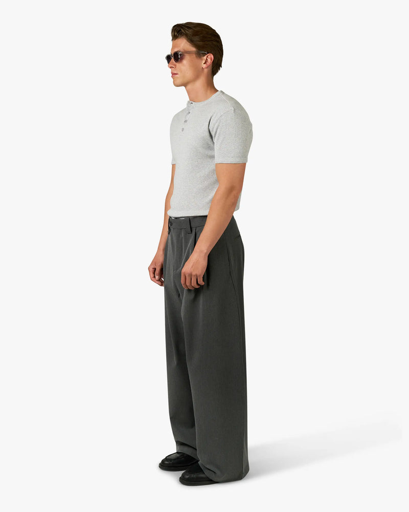 Ambra Locker sitzende Plisseehose